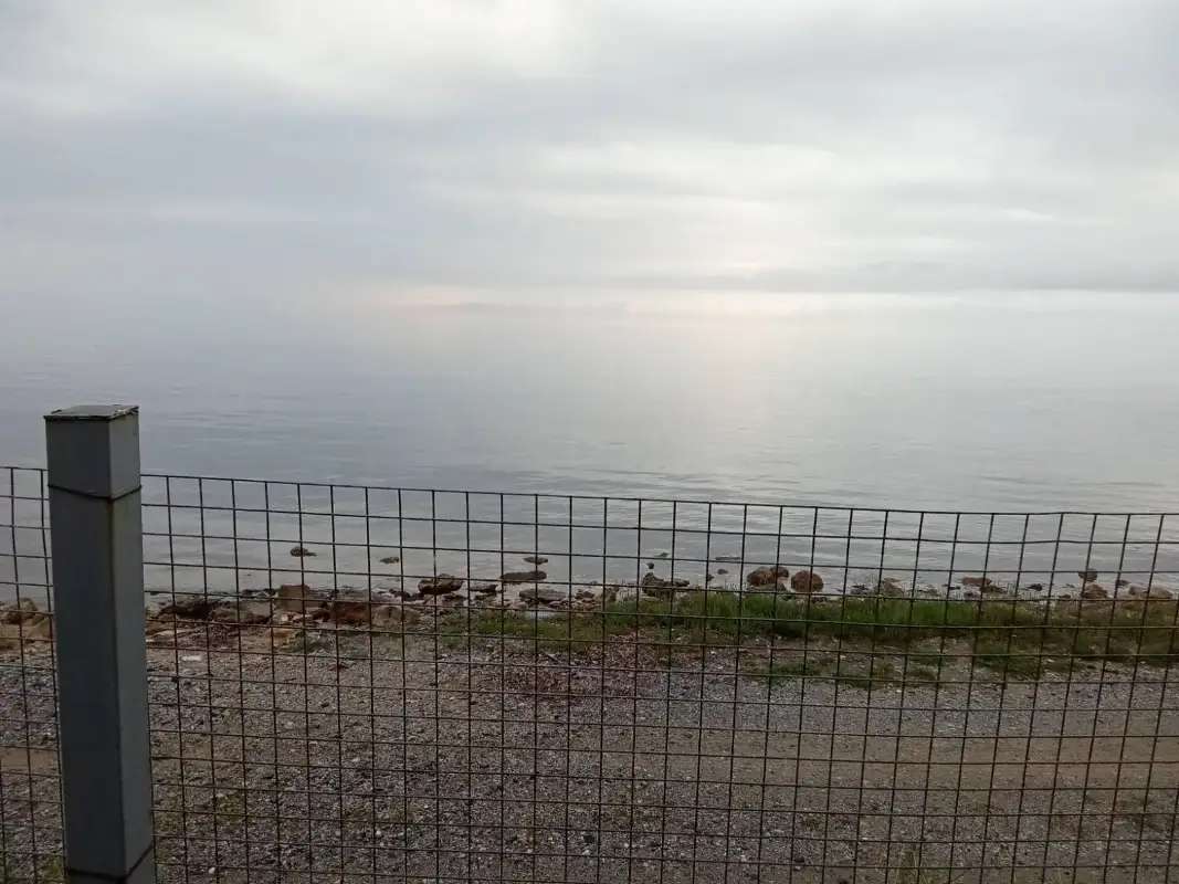 Къща близо до морето, Νεα τριγλια 