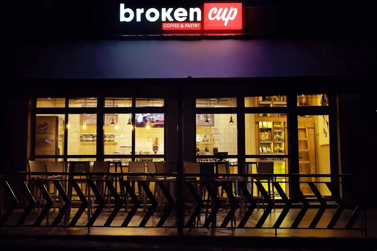 Счупена чаша, Konstantinoupoleos 10, Poligiros — cafe, pizza
