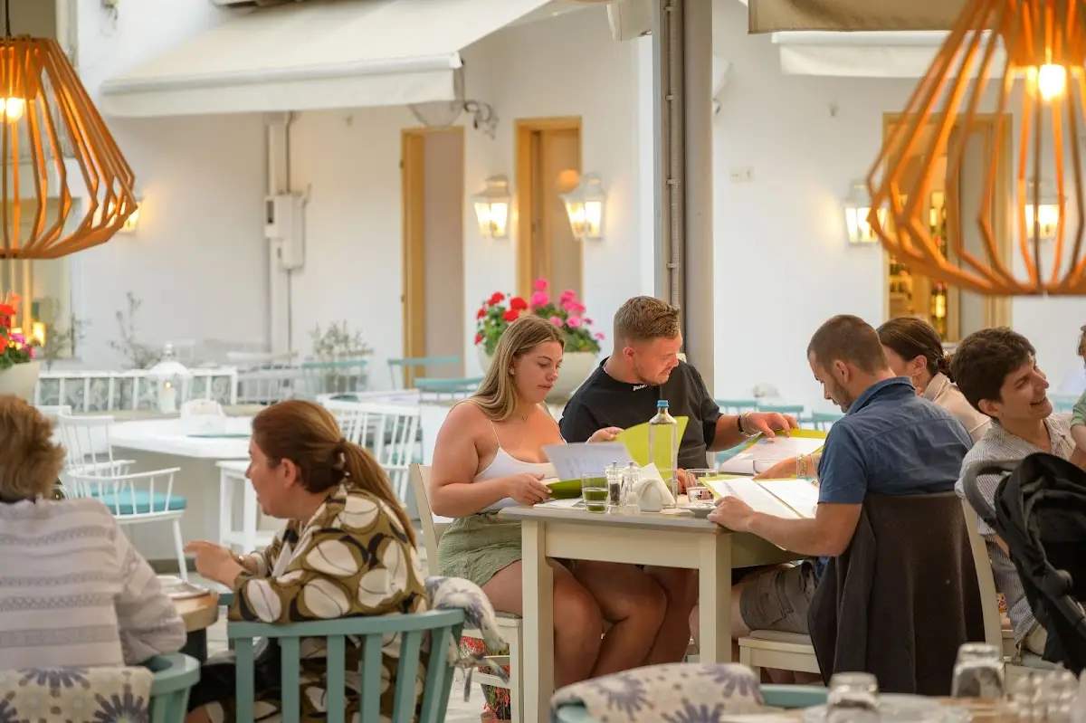 Ресторант Кокинос, Main Street, Ouranoupoli — traditional, seafood