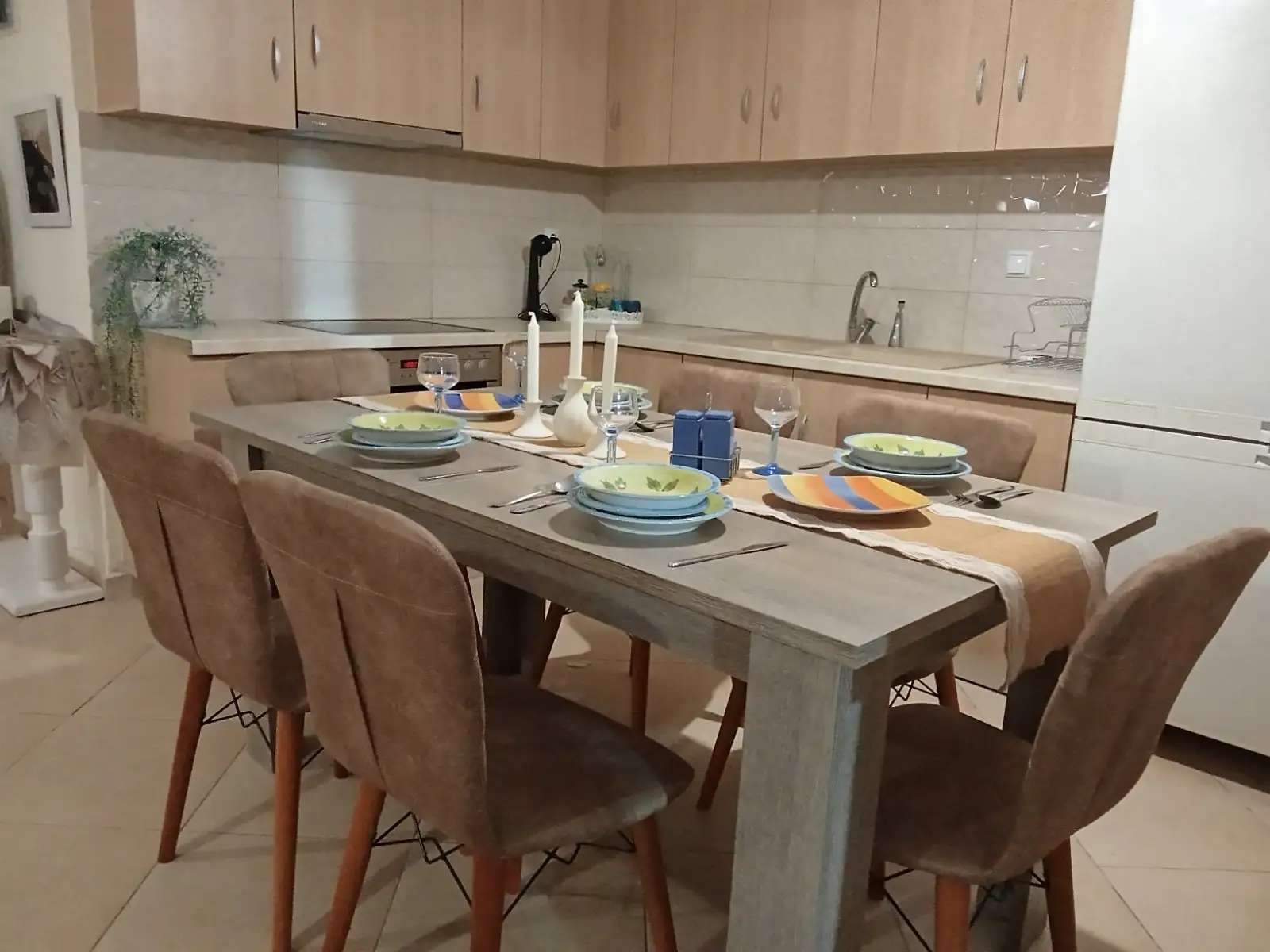 Къща близо до морето, Νεα τριγλια 