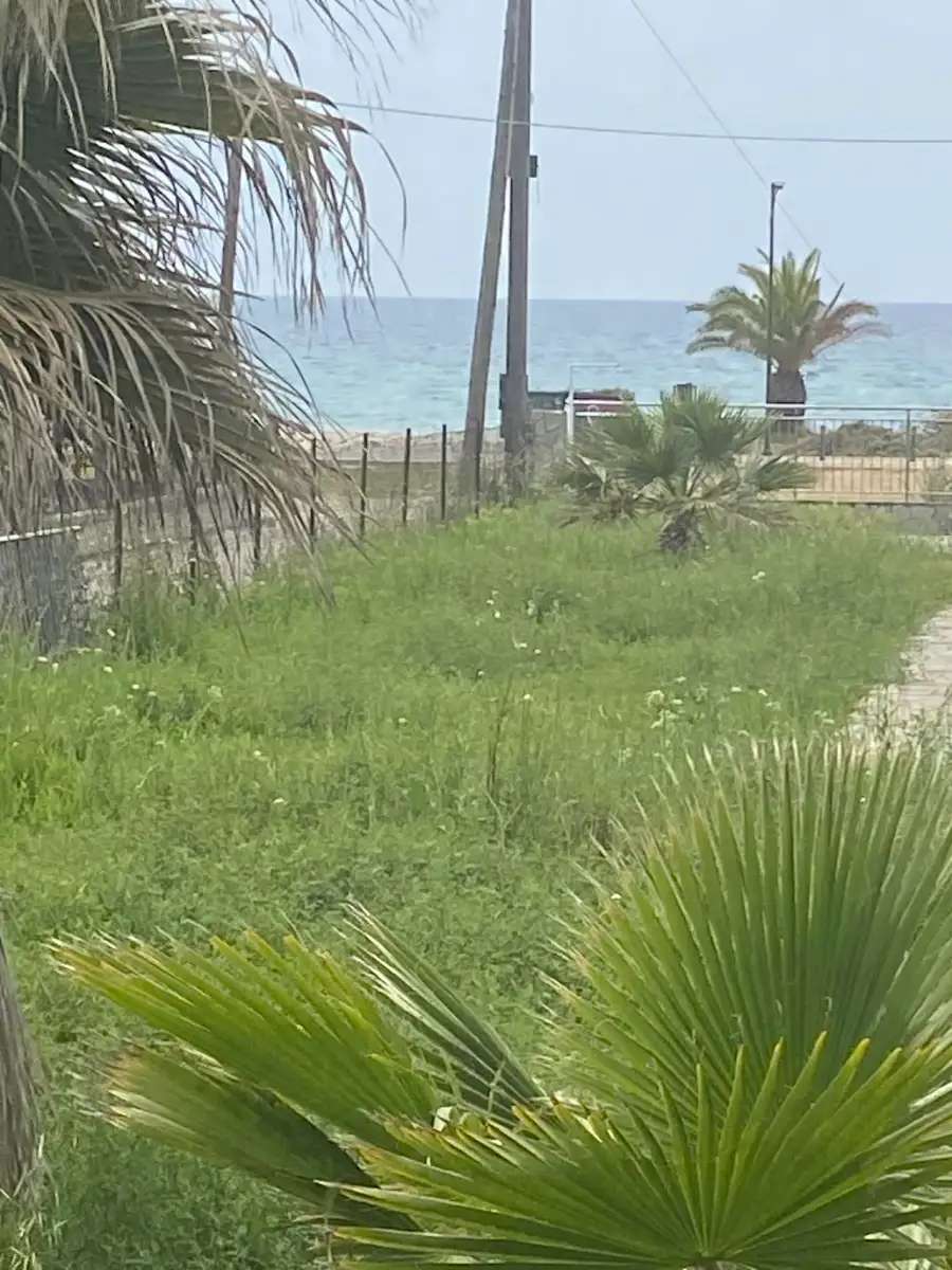 Къща с изглед към морето, Νεα τριγλια 